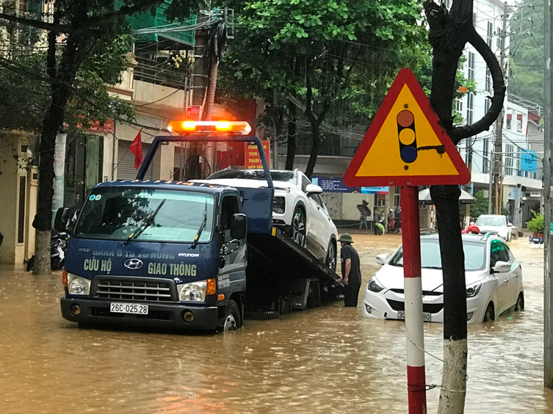 Lực lượng cứu hộ xe bị ngập nước tại khu vực tổ 8, phường Quyết Thắng, thành phố Sơn La. Sơn La thay đổi lịch thi tuyển sinh lớp 10 do ngập úng -0