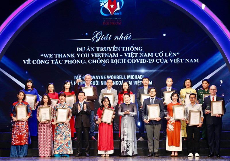 Đồng chí Nguyễn Thị Kim Ngân và đồng chí Võ Văn Thưởng trao Giải nhất cho các tác giả, nhóm tác giả. Lễ trao Giải thưởng toàn quốc về thông tin đối ngoại lần thứ 6 -0