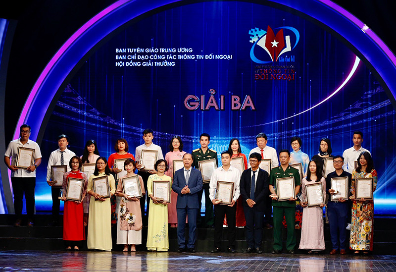 Các tác giả và nhóm tác giả nhận Giải ba. (Ảnh: NGỌC CHÂU) Lễ trao Giải thưởng toàn quốc về thông tin đối ngoại lần thứ 6 -0