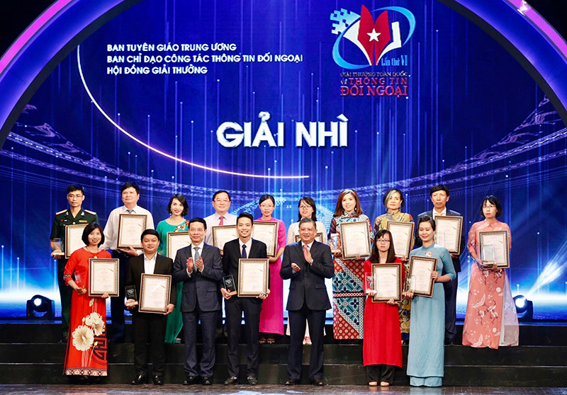Đồng chí Nguyễn Văn Giàu và đồng chí Nguyễn Mạnh Hùng trao Giải nhì cho các tác giả, nhóm tác giả. Lễ trao Giải thưởng toàn quốc về thông tin đối ngoại lần thứ 6 -0