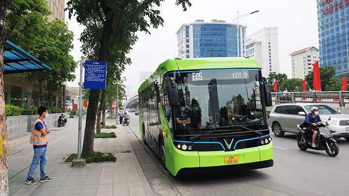 Nhiều tuyến xe bus sử dụng năng lượng sạch được đưa vào sử dụng. Ảnh: NGUYỆT ANH