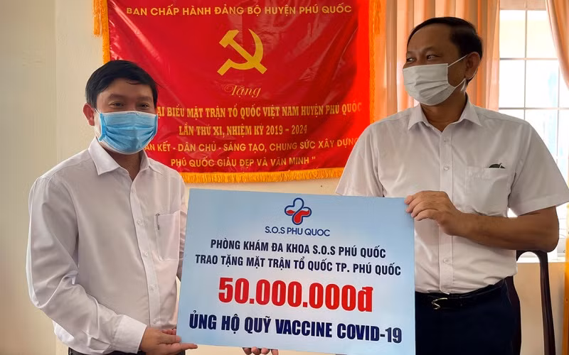 Phòng khám đa khoa SOS Phú Quốc ủng hộ 50 triệu đồng.