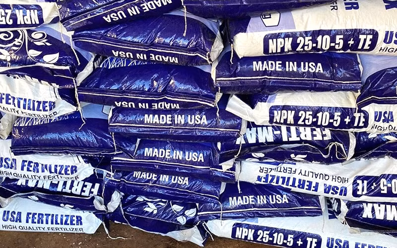 Các cơ quan chức năng thu giữ hơn 100 tấn phân bón nghi giả để điều tra, làm rõ.