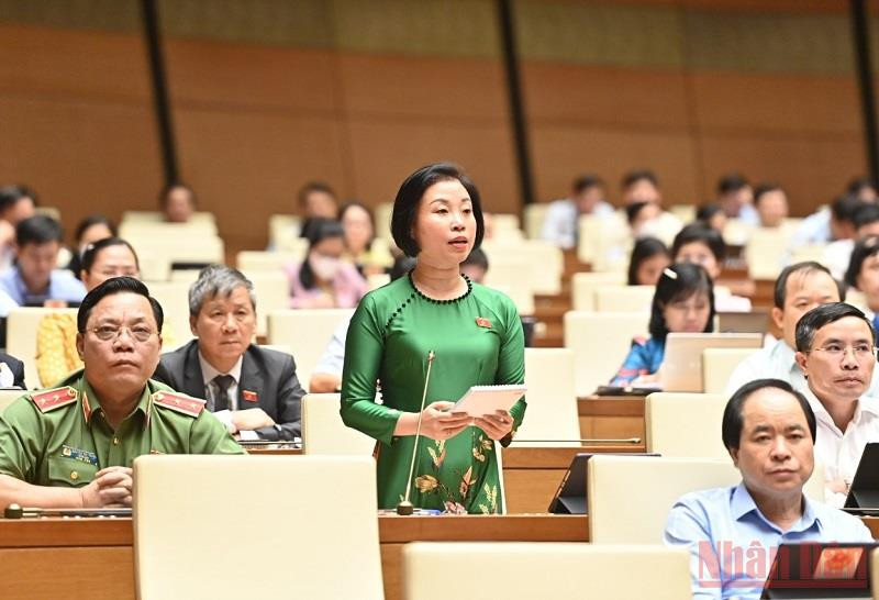 Đại biểu Phạm Thị Thanh Mai (Hà Nội) đặt câu hỏi trong phiên chất vấn chiều 8/6. (Ảnh: LINH KHOA) Tháo gỡ khó khăn, vướng mắc để thị trường bất động sản phát triển lành mạnh, ổn định -0