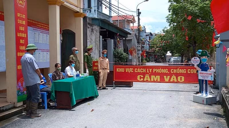 Các lực lượng chức năng: y tế, công an, quân đội, chính quyền giám sát hoạt động cách ly của người dân. 