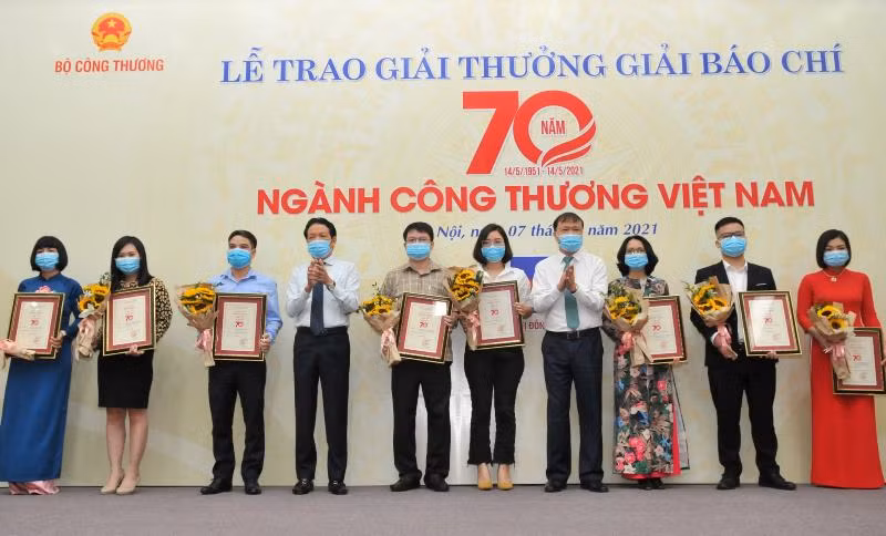Thứ trưởng Công thương Đỗ Thắng Hải và Thứ trưởng Thông tin và Truyền thông Hoàng Vĩnh Bảo trao giải cho các tác giả có tác phẩm đạt giải B của cuộc thi.
