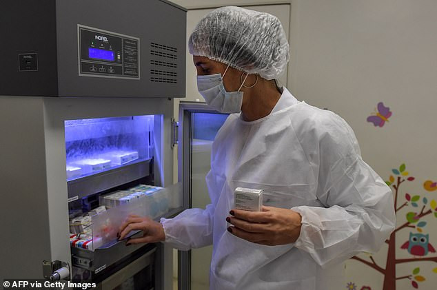 Các cuộc thử nghiệm của AstraZeneca được tiến hành ở Mỹ, Anh, Australia, Brazil và các quốc gia khác. Thử nghiệm giai đoạn 3 hiện sẽ bị tạm dừng trong khi xem xét dữ liệu an toàn. Ảnh: Getty Images. Ứng cử viên vaccine Covid-19 hàng đầu tạm dừng thử nghiệm : Cú sốc hay niềm tin -0