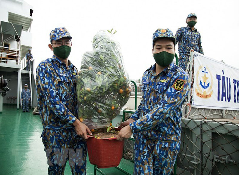 Các chiến sĩ chuyển những cây quất lên tàu để đưa tới các nhà giàn DK1. Mang hương vị Tết đất liền ra các