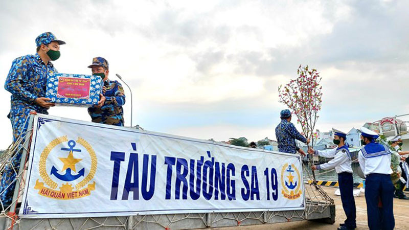 Những thùng quà, cành đào được chiến sĩ cẩn thận đưa lên tàu Trường Sa 19. Mang hương vị Tết đất liền ra các