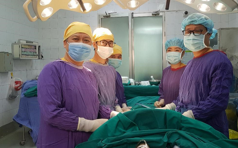 Các bác sĩ thực hiện ca gắp dị vật hy hữu cho bệnh nhân.