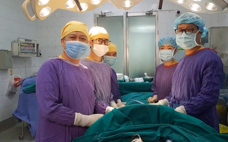 Các bác sĩ thực hiện ca gắp dị vật hy hữu cho bệnh nhân.