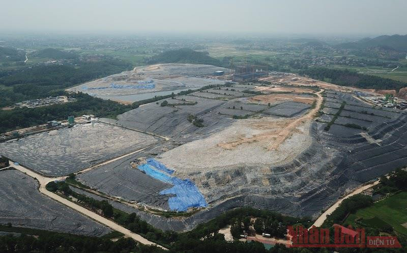 Khu liên hợp xử lý rác thải Nam Sơn nhìn từ trên cao. (Ảnh: LÊ VIỆT)