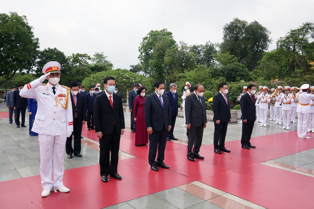 Các đồng chĩ lãnh đạo Đảng, Nhà nước tưởng niệm các Anh hùng liệt sĩ. Lãnh đạo Đảng, Nhà nước vào Lăng viếng Chủ tịch Hồ Chí Minh -0