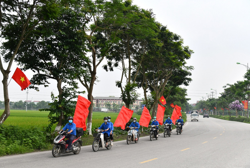 Đội xe tuyên truyền lưu động của lực lượng đoàn viên, thanh niên huyện Đông Anh đi dọc tuyến đường chính, vào từng ngõ nhỏ tuyên truyền về ngày bầu cử sắp tới. Hà Nội sẵn sàng trước ngày hội lớn -0