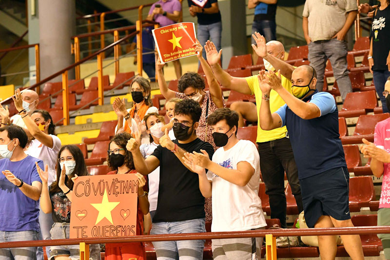Khán giả Tây Ban Nha cổ vũ cho đội tuyển futsal Việt Nam trên khán đài. (Ảnh: VFF) Đội tuyển futsal Việt Nam kết thúc chuyến tập huấn và thi đấu giao hữu tại Tây Ban Nha -0