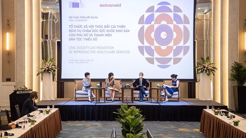 Tọa đàm và thảo luận toàn thể tiếp cận dịch vụ công về chăm sóc sức khoẻ tại hội thảo.