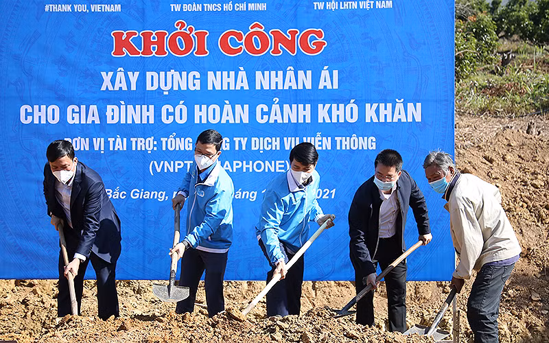 Đại diện lãnh đạo các ban, ngành, đoàn thể khởi công xây dựng công trình “Nhà nhân ái” tặng gia đình có hoàn cảnh khó khăn trong khuôn khổ lễ phát động các chương trình tình nguyện.