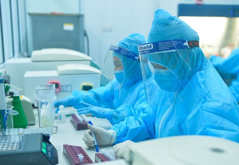 "Trắng đêm" xét nghiệm mẫu bệnh phẩm. 28 người tiếp xúc gần bệnh nhân 435 đều âm tính với Covid-19 -0
