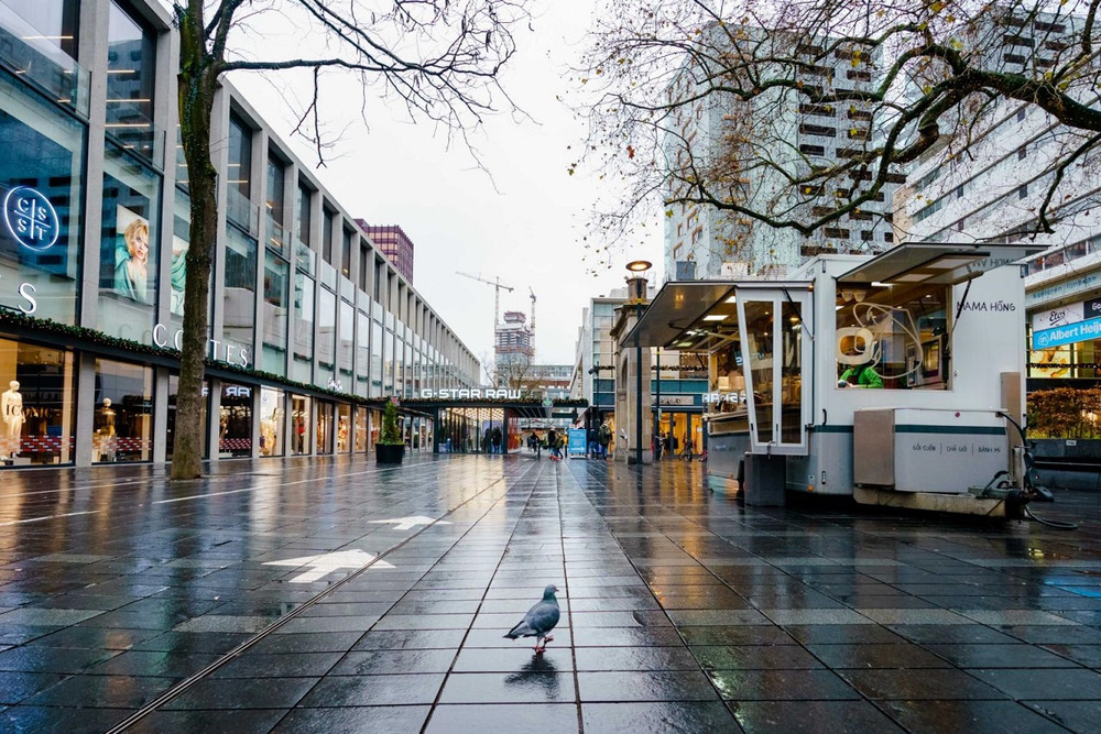 Khung cảnh vắng vẻ trái ngược ở Rotterdam, Hà Lan, trong ngày nước này bắt đầu phong tỏa vào ngày 19/12/2021. (Ảnh: EPA-EFE) Châu Âu đón Giáng sinh trong lo ngại làn sóng Omicron -0