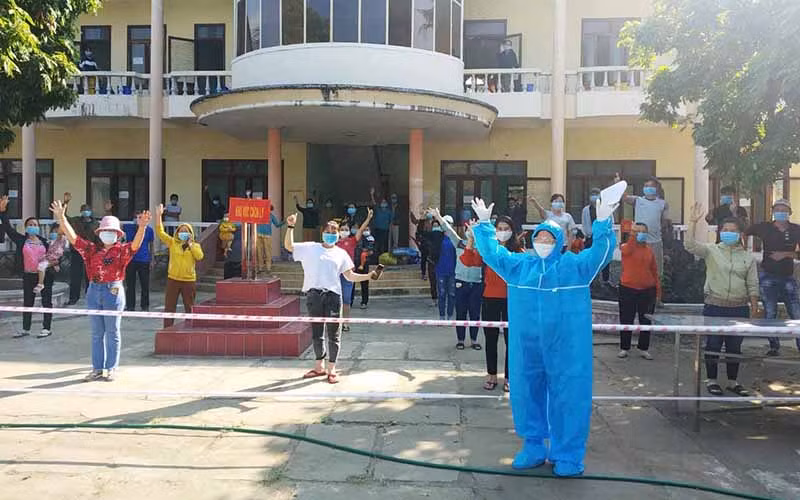 Niềm vui của người dân sau khi được công nhận hoàn thành cách ly tập trung phòng, chống dịch Covid-19.