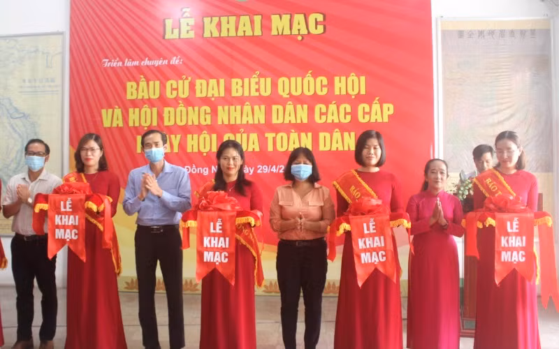 Cắt băng khai mạc triển lãm.