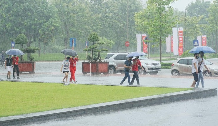 Mưa gió cũng không cản trở nhiệt huyết của các bạn trẻ. Người truyền cảm hứng “cho đi giọt máu hồng” -0