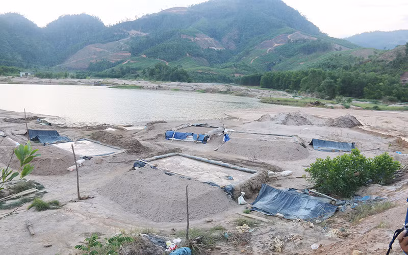 Khai thác vàng trái phép tại khu vực mỏ vàng Bồng Miêu chưa được giải quyết dứt điểm.