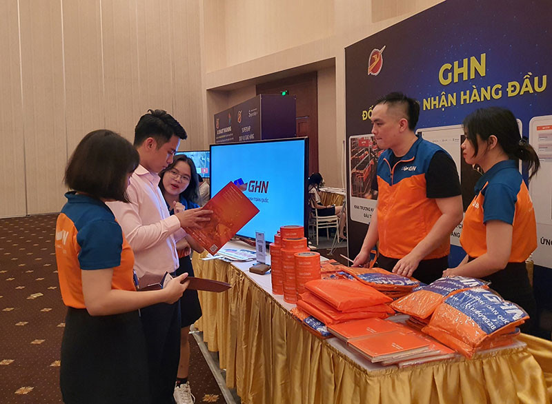 Trưng bày sản phẩm công nghệ "Make in Viet Nam 2020”. Tạo sản phẩm công nghệ số
