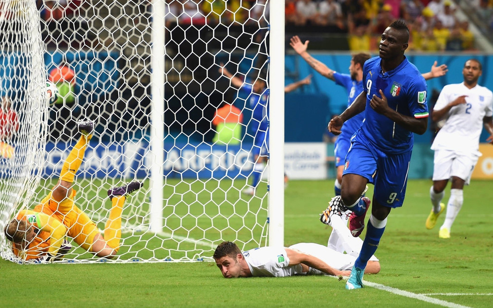 Mario Balotelli ghi bàn quyết định trong chiến thắng 2-1 của Italia trong trận đấu vòng bảng tại vòng chung kết World Cup 2014 ở Manaus, Brazil, ngày 14/6/2014. Một tuần sau, tuyển Anh lần đầu tiên bị loại từ vòng bảng World Cup kể từ năm 1958. (Ảnh: Getty Images) Những khoảnh khắc đáng nhớ trong lịch sử đối đầu Italia - Anh -0