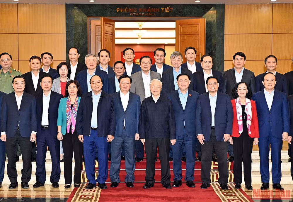 Tổng Bí thư Nguyễn Phú Trọng, Chủ tịch nước Nguyễn Xuân Phúc, Thủ tướng Chính phủ Phạm Minh Chính, Chủ tịch Quốc hội Vương Đình Huệ, Thường trực Ban Bí thư Võ Văn Thưởng cùng các đồng chí lãnh đạo Đảng, Nhà nước với Ban Thường vụ và lãnh đạo TP Hà Nội. (Ảnh: ĐĂNG KHOA)