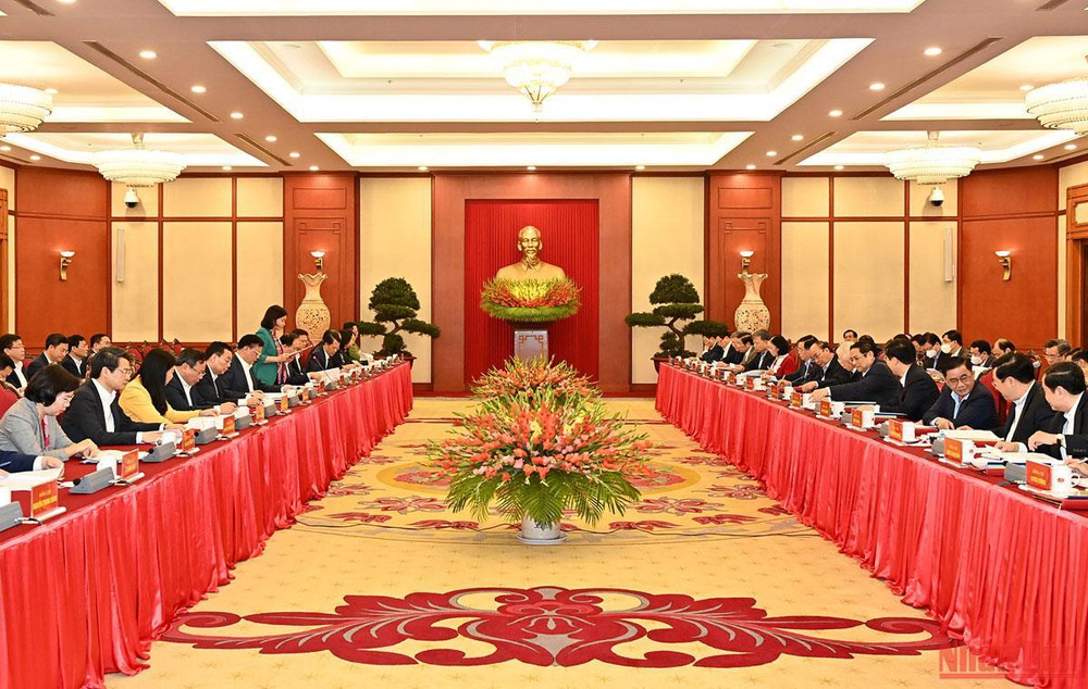 Quang cảnh cuộc họp Bộ Chính trị cho ý kiến về Đề án tổng kết 10 năm thực hiện Nghị quyết số 11-NQ/TW của Bộ Chính trị khóa XI về phương hướng, nhiệm vụ phát triển Thủ đô Hà Nội giai đoạn 2011-2020. (Ảnh: ĐĂNG KHOA) Xây dựng Hà Nội thành trung tâm, động lực thúc đẩy, dẫn dắt phát triển vùng và cả nước -0