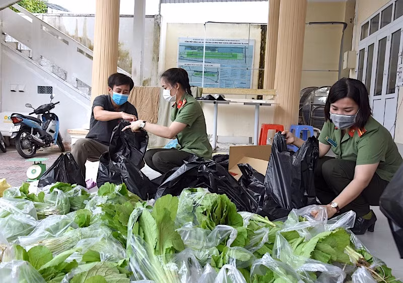 Công an Cà Mau hỗ trợ dân lúc ốm đau, bệnh tật -0