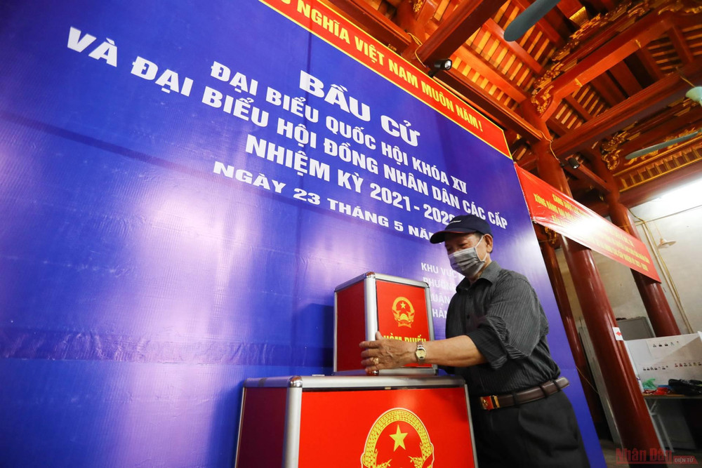 Tại đình Kim Liên, công tác chuẩn bị đã được hoàn tất. Theo đại diện tổ bầu cử tại đình Kim Liên, các kịch bản chương trình cũng đã được triển khai đến cử tri trên địa bàn. Ngay trong ngày hôm nay toàn bộ khuôn viên đình sẽ được phun khử khuẩn, sau đó sẽ niêm phong lại cho đến sáng sớm ngày 23-5 mới mở của đón cử tri đi bầu cử. 13bau_cu-1621604418491.jpeg