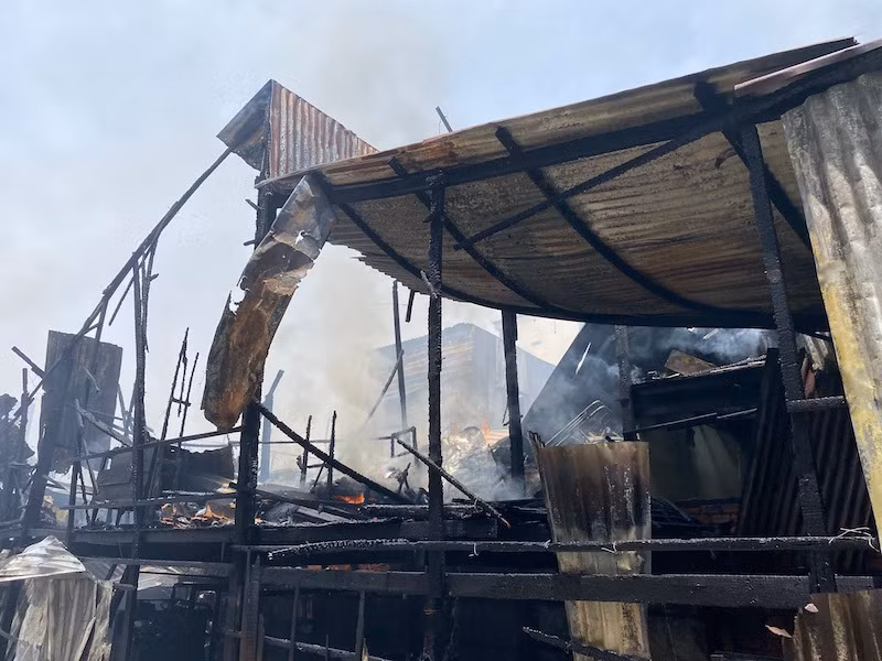 Vụ cháy làm ba căn nhà bị thiêu rụi