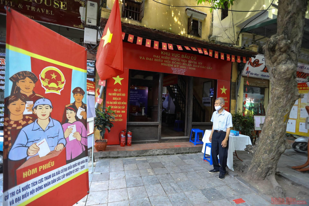 Tại điểm bỏ phiếu số 4 phường Hàng Buồm được bố trí tại ngôi nhà cổ số 87 Mã Mây. Đây là một trong 14 ngôi nhà cổ ở Hà Nội được xây dựng khoảng cuối thế kỷ 19. 14bau_cu-1621604419191.jpeg