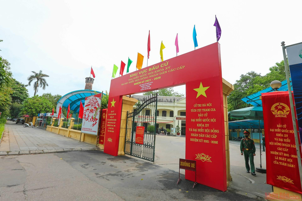 Chỉ còn hơn một ngày nữa là đến ngày toàn dân đi bỏ phiếu bầu đại biểu Quốc hội khóa XV và đại biểu Hội đồng nhân dân các cấp nhiệm kỳ 2021-2026. Tại Hà Nội, không khí tưng bừng cờ hoa chào mừng “ngày hội toàn dân” đã lan tỏa khắp các con phố. 1_bau_cu-1621604402796.jpeg