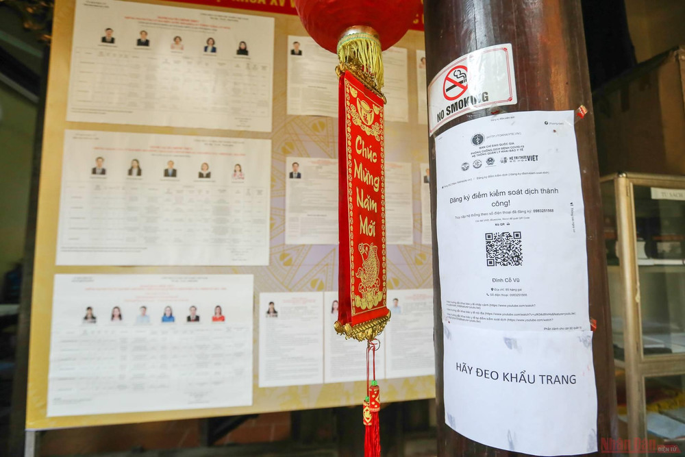 Tại đây luôn có người túc trực và có các hướng dẫn khai báo y tế bảo đảm an toàn phòng dịch. 11bau_cu-1621604418187.jpeg