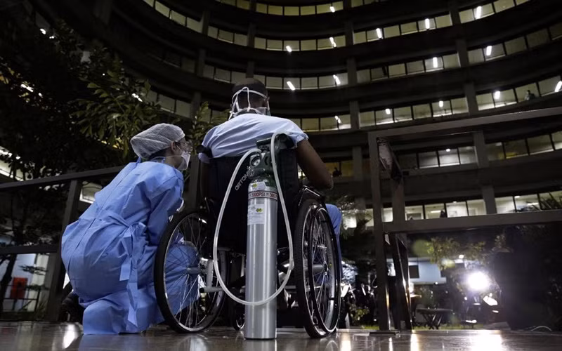 Y tá và người bệnh Covid-19 cùng xem dàn nhạc Brasilia Philharmonic biểu diễn tại bệnh viện ở Brasilia, Brazil, ngày 20-5. (Ảnh: AP)