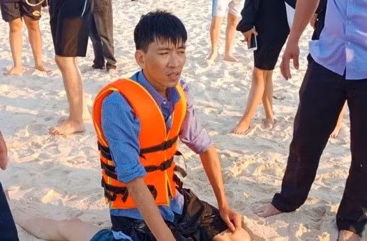 Đại úy Phạm Ngọc Thắng kịp thời cứu sống một học sinh bị đuối nước. Ảnh: CTV