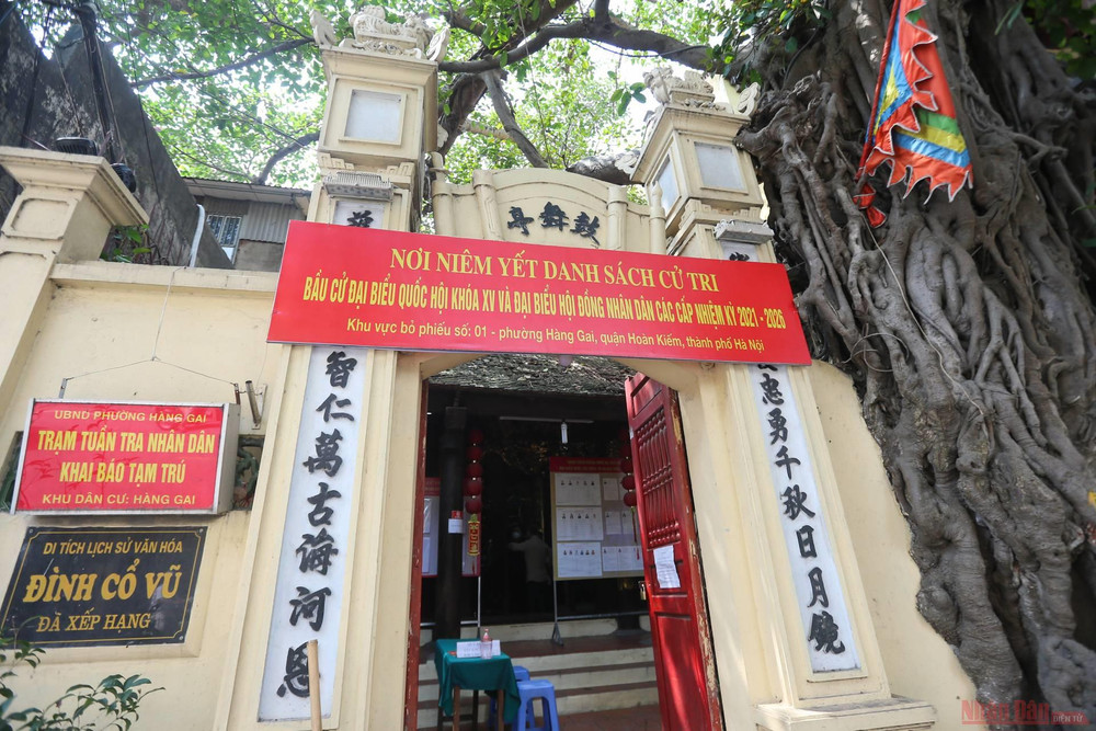 Ngoài các di tích lịch sử, nhiều điểm như đình chùa cũng được lựa chọn làm nơi bỏ phiếu bầu cử. Trong ảnh là khu vực bỏ phiếu số 1 phường Hàng Gai được bố trí tại đình Cổ Vũ (Hàng Gai, Hoàn Kiếm, Hà Nội). 10bau_cu-1621604404968.jpeg