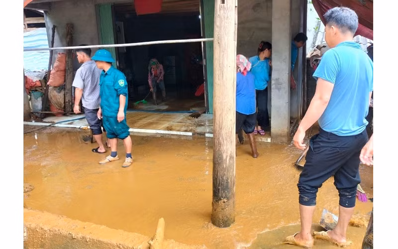 Mưa lớn gây sạt lở đất, ách tắc nhiều tuyến đường giao thông ở Lào Cai -0