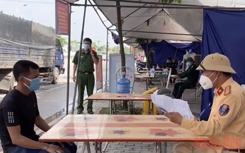 Lực lượng trực chốt làm việc với lái xe Nguyễn Văn Mai.