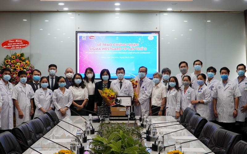Bệnh viện Chợ Rẫy đón nhận chứng chỉ xét nghiệm đạt chuẩn quốc tế Westgard VP lần thứ 3. (Ảnh: BVCC)