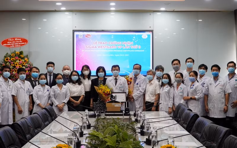 Bệnh viện Chợ Rẫy đón nhận chứng chỉ xét nghiệm đạt chuẩn quốc tế Westgard VP lần thứ 3. (Ảnh: BVCC)