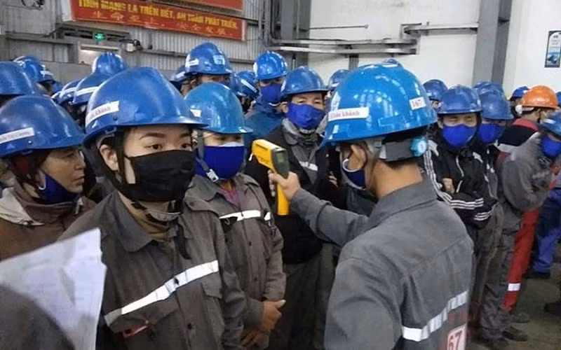 Đo thân nhiện cho công nhân lao động hằng ngày tại Công ty TNHH Gang Thép Hưng nghiệp Formosa Hà Tĩnh.