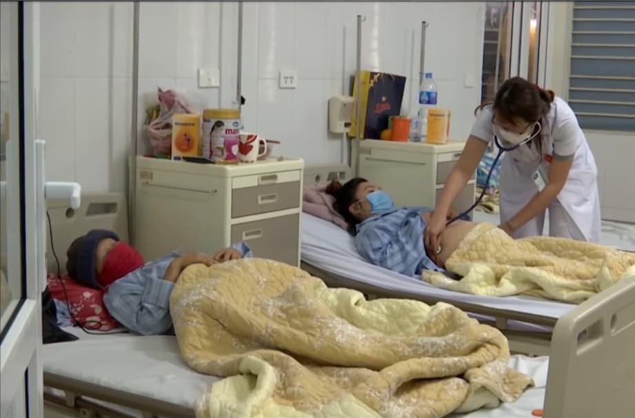 Nhiều bệnh nhân phải nhập viện điều trị. (Ảnh: DH) Hệ lụy từ việc tự ý điều trị thuốc nam không rõ nguồn gốc -0