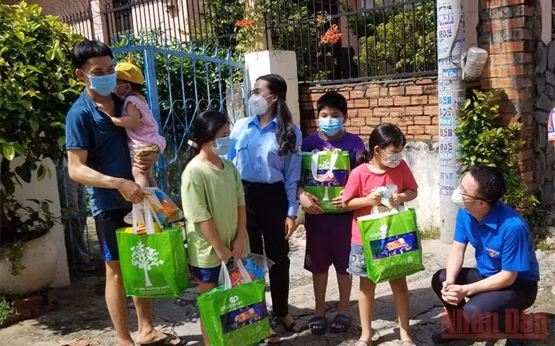 Thành đoàn TP Hồ Chí Minh thăm và tặng quà trẻ em bị ảnh hưởng Covid tại TP Thủ Đức.