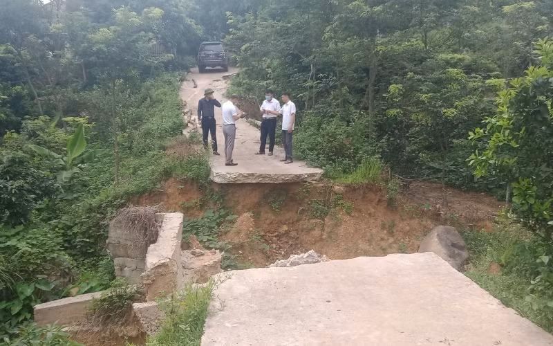 Lũ ống ngày 22/4 vừa qua, một đoạn đường ở xóm Chiểm, xã Quân Chu bị “đứt”, đến nay chưa khắc phục được.