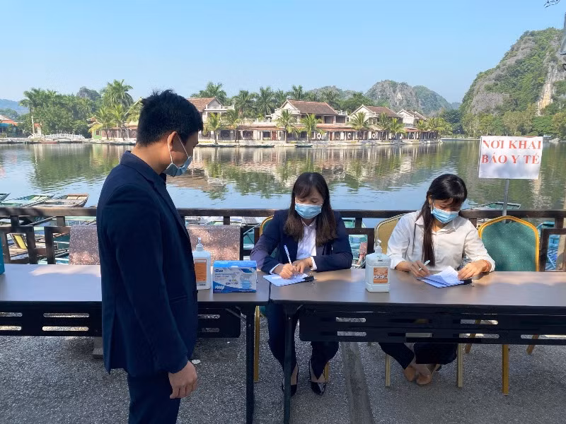 Khu du lịch Tam Cốc- Bích Động bố trí đủ nhân lực hướng dẫn khai báo y tế trước khi khách du lịch xuống đò thăm quan.