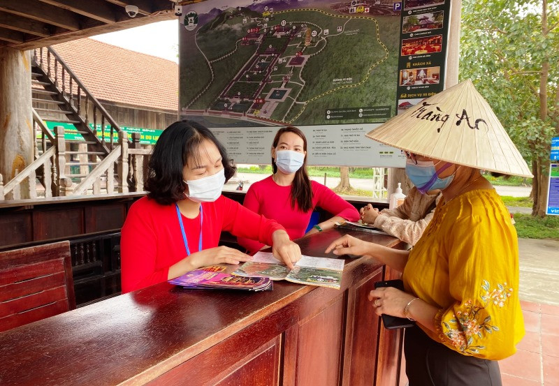 Nhân viên Khu du lịch núi chùa Bái Đính chuẩn bị đón khách. Các khu, điểm du lịch nổi tiếng ở Ninh Bình hoạt động trở lại -0